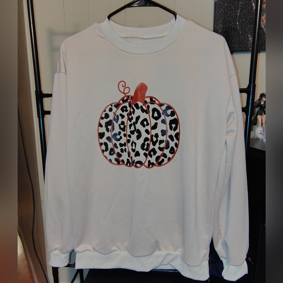 Beige Sweatshirt with Leopard Pumpkin Design - Picture 2 of 4